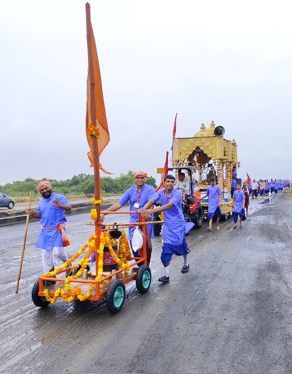 vikashrajgor's tweet image. પ.પુ સંધ્યાગીરી બાપુ વેદ વિધાલ્ય સામખીયારી ના અધ્યક્ષ પ.પુ ભગવંતગીરી ની પ્રેરણા સાથે સામખીયારી થી અંબાજી શક્તિપીઠ સાસંકૃતિક પદ યાત્રા મા બાપુ ની સાથે થોઙો પગલાં ચાલવાનું સૌભાગ્ય પ્રાપ્ત થયું