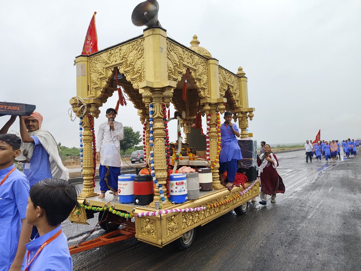 vikashrajgor's tweet image. પ.પુ સંધ્યાગીરી બાપુ વેદ વિધાલ્ય સામખીયારી ના અધ્યક્ષ પ.પુ ભગવંતગીરી ની પ્રેરણા સાથે સામખીયારી થી અંબાજી શક્તિપીઠ સાસંકૃતિક પદ યાત્રા મા બાપુ ની સાથે થોઙો પગલાં ચાલવાનું સૌભાગ્ય પ્રાપ્ત થયું