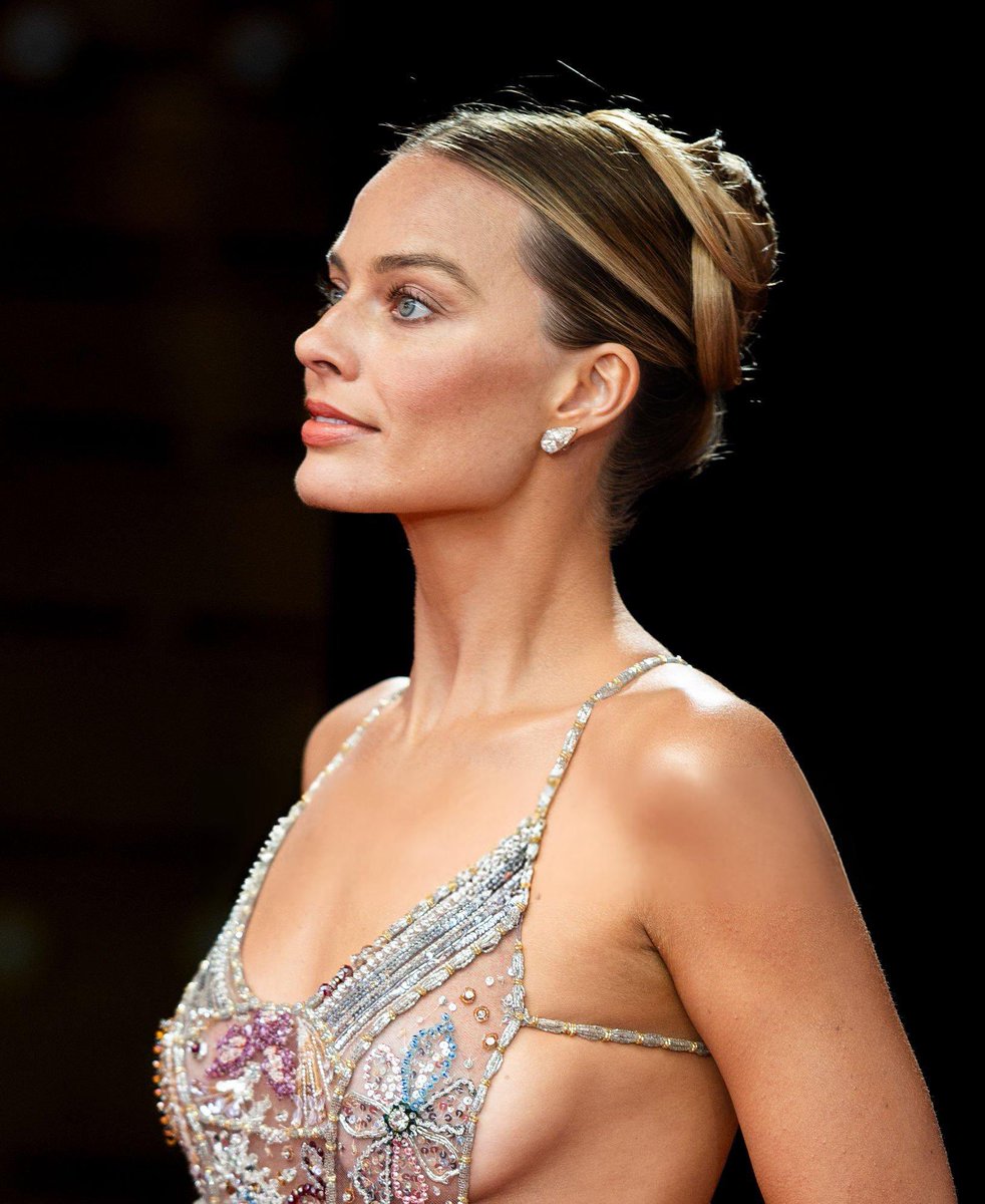 filesmargot's tweet image. omg margot robbie, the profile perfect.