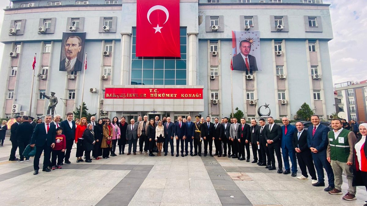 29 Ekim Cumhuriyet Bayramının 102’inci Yıldönümü vesilesiyle ilçe protokolümüz ve Bahçelievlerli hemşehrilerimizin katılımı ile “Çelenk Sunma Törenini” gerçekleştirdik.