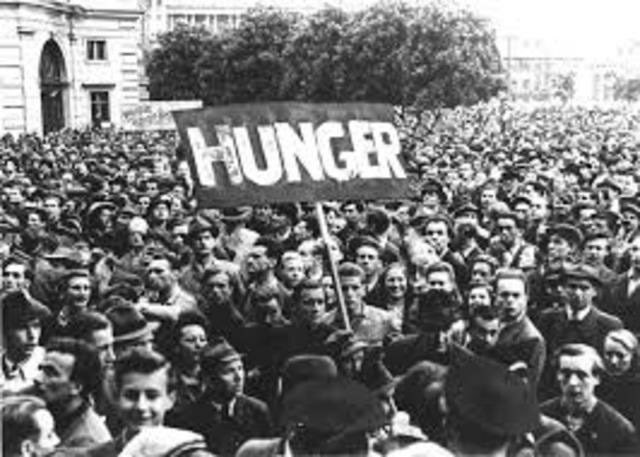 PartisanOracle's tweet image. This is a warning. Food riots are coming as soon as next week. Have a 2 week supply for your family minimum! And get some cash on hand to pay for things. The banks are likely to go down, and the economy to falter if this goes as I expect. 
Trump will declare martial law!