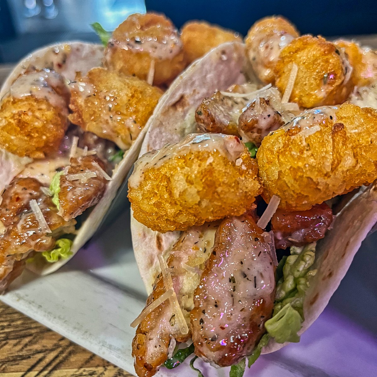 Disregard our previously posted taco.... we're doing a quick pivot, but we don't think you'll be mad at it, because it's one of your FAVORITES!
Chicken tenders tossed in Parmesan-garlic sauce with TOTS, lettuce and Parmesan cheese! 💥
Yes! Yes! Yes!