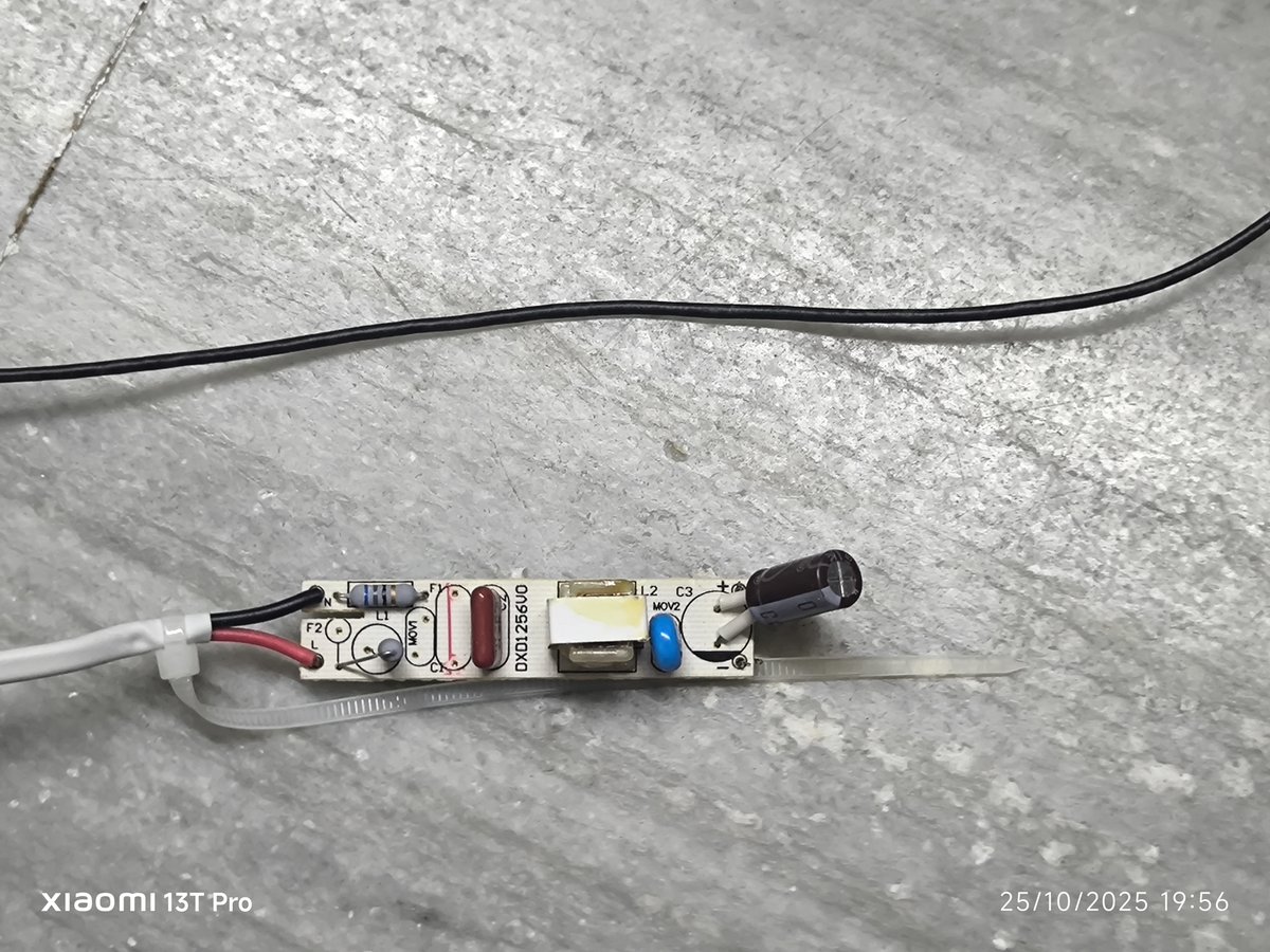 akfaisel's tweet photo. @PhilipsLightIND I purchased a 6-pack of Philips 20W SlimLine Next Tubelights (Feb 2023). 3 unused lights failed today — found broken soldering &amp; corrosion inside. Quite disappointing from such a reputed brand. Please check the attached photos &amp; respond. #Philips #Lighting https://t.co/7AtR5kbGwg