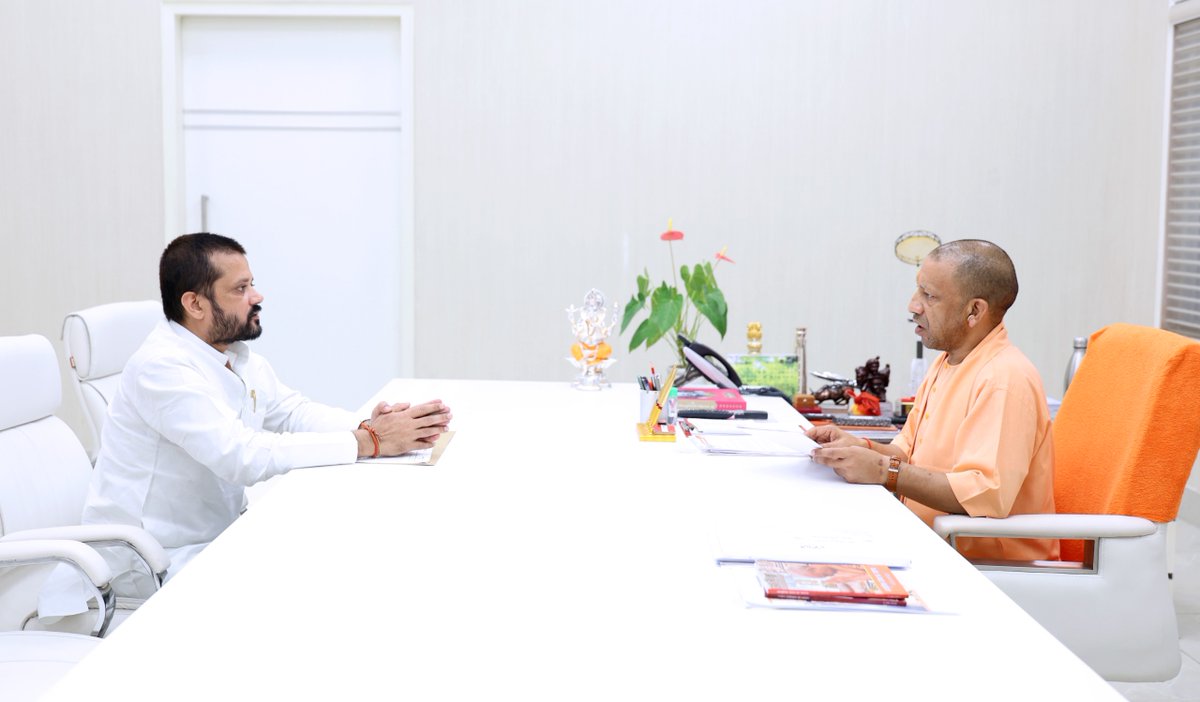 myogioffice's tweet image. मुख्यमंत्री श्री @myogiadityanath जी महाराज से आज लखनऊ में जनपद बस्ती के नगर पंचायत हरैया के अध्यक्ष कुंवर कौशलेन्द्र प्रताप सिंह &apos;राजू&apos; जी ने शिष्टाचार भेंट की।