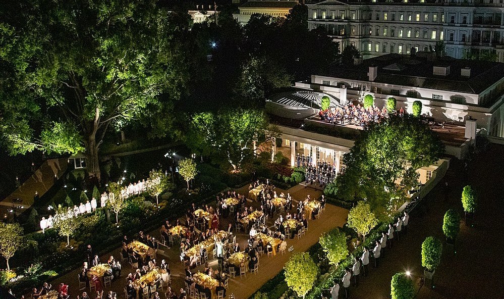 🚨🚨🚨🚨🚨🚨🚨🚨🚨🚨🚨🚨🚨🚨

This is clear and compelling evidence that President Trump did indeed " wreck" the Rose Garden patio. 😉