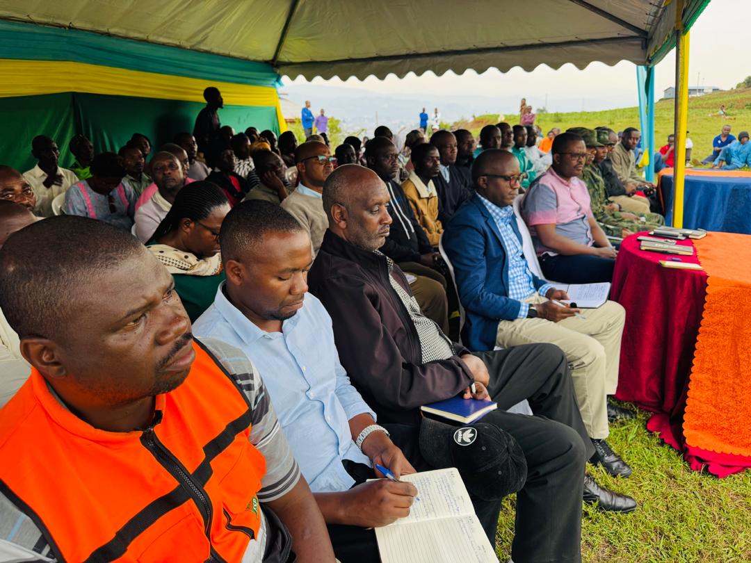 RusiziDistrict's tweet photo. Mu karere hose hateranye inteko z'abaturage. Umuyobozi w'Akarere SINDAYIHEBA Phanuel yifatanyije n'abaturage b'akagari ka #Gahinga mu murenge wa #Mururu aho baganiriye kuri gahunda za #Leta,indangamuntu koranabuhanga ndetse hanakemurwa ibibazo by'abaturage https://t.co/PKvIrLD7Wt