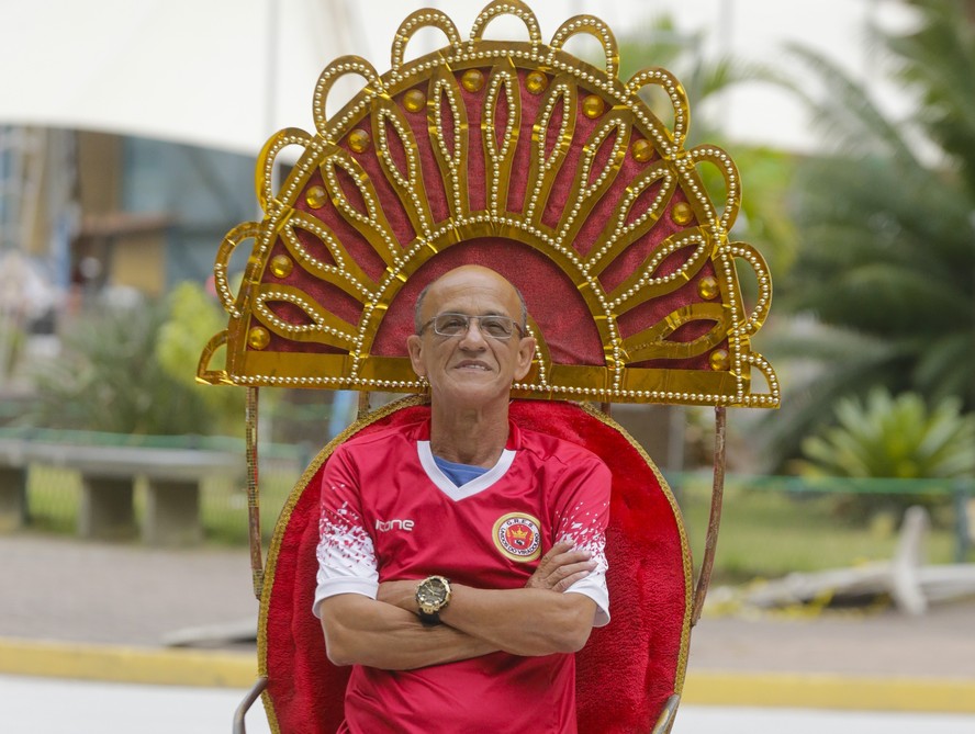 DeEnredos's tweet image. &quot;SE EU FOR MORRER DE AMOR, QUE SEJA NO SAMBA
SOU VIRADOURO, ONDE A ARTE O CONSAGROU
NÃO ESPERAMOS A SAUDADE PRA CANTAR
DO MESTRE DOS MESTRES HERDEI O TAMBOR&quot;