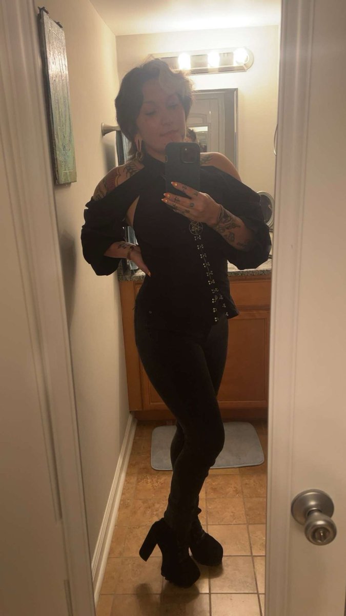 Alive, just busy with Fall and traveling 🖤🎃