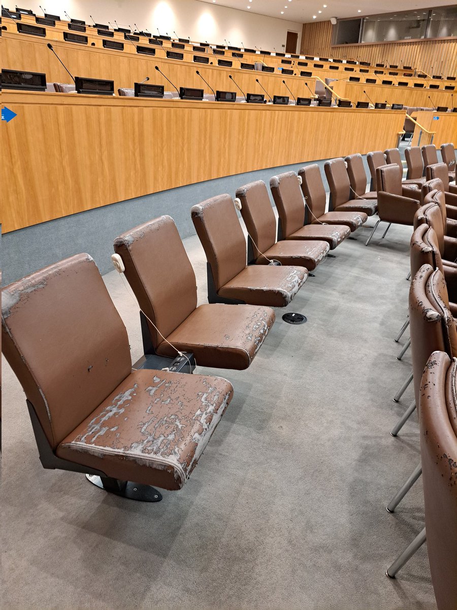 MatteaMerta's tweet image. The United Nations 🇺🇳 is falling apart. Escalators don&apos;t work, teleprompters fail, and even their chairs are falling apart.
