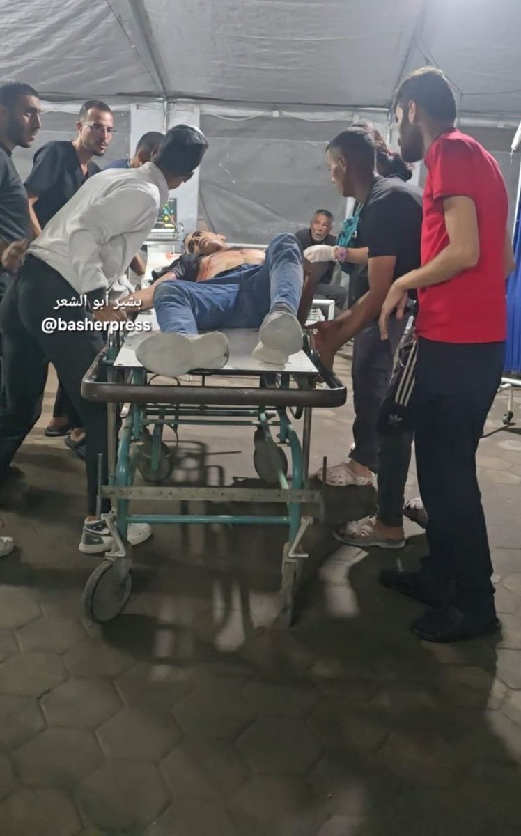 QudsNen's tweet photo. Breaking | Palestinian civilians were reported injured by Israeli gunfire as they tried to check on their homes in Al-Zaytoun neighborhood, east of Gaza City. https://t.co/bMFDrc9BE3
