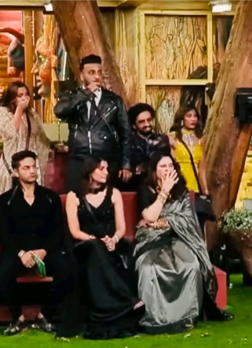 Rainonnmeee's tweet photo. Anyone noticed  Amal was laughing when baseer eliminated 😂

#FarrhanaBhatt #BasirAli https://t.co/n1QvGskSZz