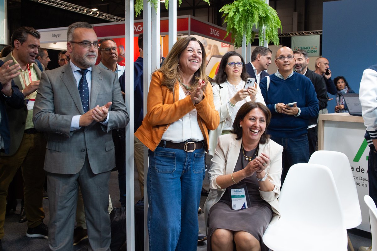 💻 <a href="/MC_CastilloMena/">Mª Carmen Castillo Mena</a> afirma que la Inteligencia Artificial devolverá tiempo a los docentes que dedicar a experiencias educativas de calidad.
👉 Ha presentado en <a href="/SIMOEDU_/">SIMO EDUCACIÓN</a>  el modelo de digitalización andaluz y proyectos que utilizan la IA.
lajunta.es/612e9