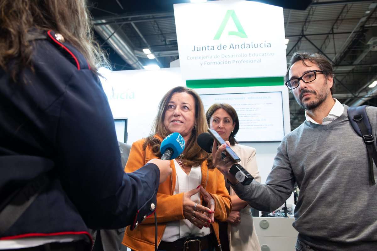 EducaAnd's tweet photo. 💻 @MC_CastilloMena afirma que la Inteligencia Artificial devolverá tiempo a los docentes que dedicar a experiencias educativas de calidad.
👉 Ha presentado en @SIMOEDU_  el modelo de digitalización andaluz y proyectos que utilizan la IA.
https://t.co/tx5RSjcMwI https://t.co/Sqk7MLap79