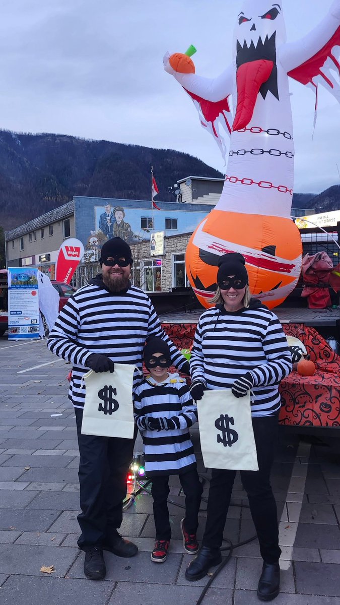 Tech_mation's tweet image. Techmation had a blast at Sparwood/Elk Valley #Spookwood2025! 👻🎃
We joined other local businesses for a spooky good time — giving back to the communities where we live, work &amp;amp; play. Huge thx to everyone who made it a frightfully fun weekend! 🧡 #CommunityFirst #TechmationCares