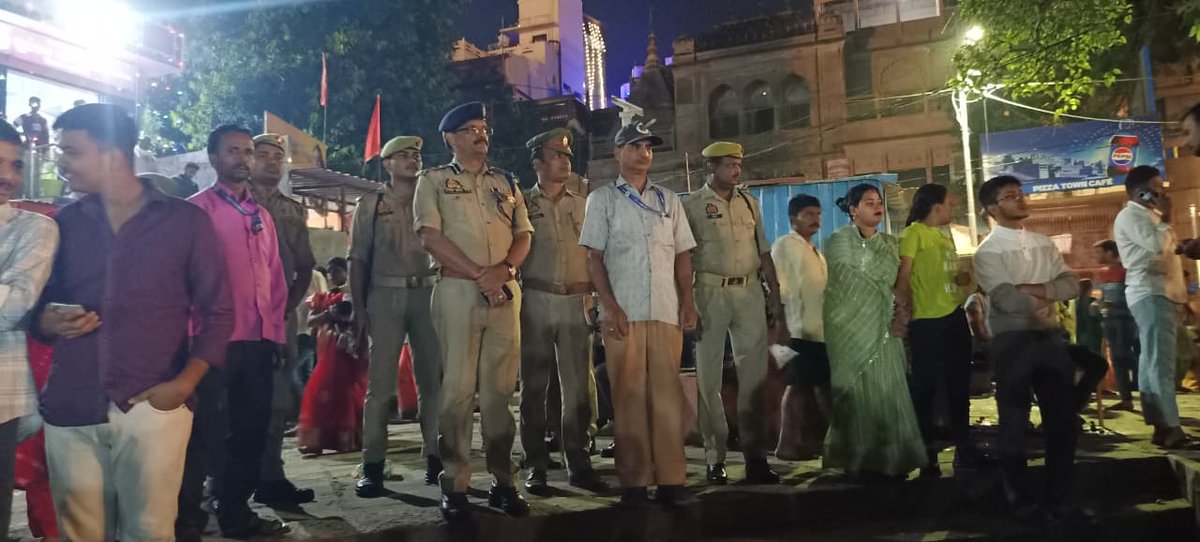 छठ पावन पर्व पर अस्सी घाट वाराणसी पर सुरक्षा व्यवस्था में लगे पुलिस बल को एवं सुचारू व्यवस्था को चेक किया गया, तथा सम्बन्धित को आवश्यक दिशा निर्देश दिया गया।