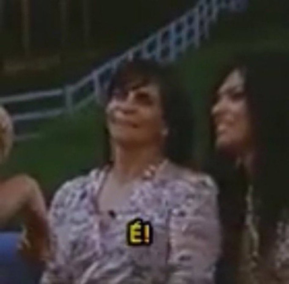 “So park your Lexus, And throw your keys up” 

O carro dos visuais mds pegamos elaaaaaaaa