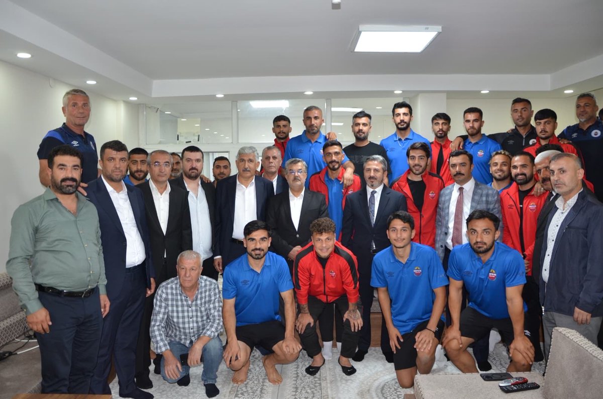 AhmetAYDIN_02's tweet photo. Kasımpaşa Spor ile yarın oynanacak Türkiye Kupası 3. tur eleme maçı öncesinde Kahta Spor Kulübümüzü ziyaret ederek kulüp yönetimi ve futbolcularımızla bir araya geldik.
Takımımıza moral verip başarı dileklerimizi ilettik.
Bu önemli karşılaşmada Kahta Spor’umuza gönülden başarılar diliyorum. ⚽💪🇹🇷