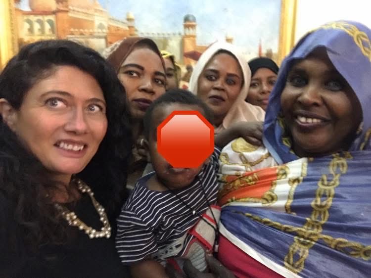 #SihamHassanHasaballah era giovane e coraggiosa.
Ci eravamo conosciute nel 2019 in #Sudan. Lei era tra le leader della rivoluzione. Ieri le milizie #Rsf l’hanno brutalmente assassinata. Dolore e rabbia sono immensi.
Oggi più che mai il mio pensiero va a tutte le donne del Sudan.