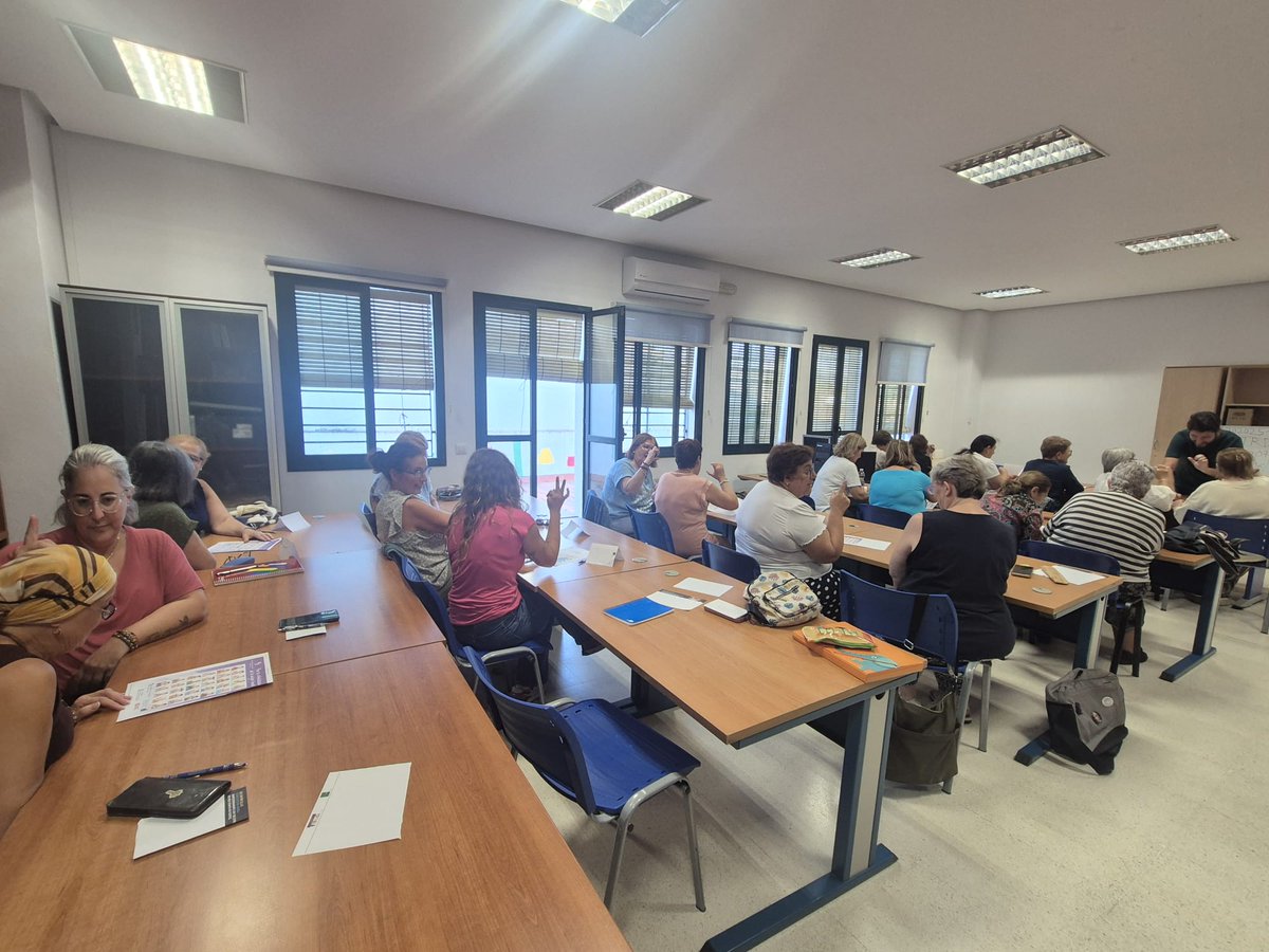 Continuamos ofreciendo talleres de sensibilización y LSE, gracias a la Diputación de Cádiz, ésta vez fuimos hasta Jimena de la fra. a la Asoc.de mujeres del 91,  donde nos encontramos con un gran número de participantes con muchas ganas de participar y aprender.