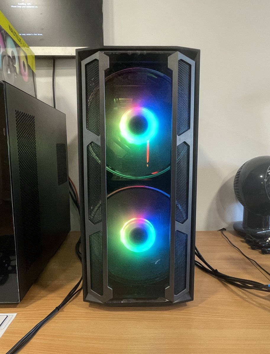 www_ginger6_com's tweet image. ⚡PC of the Day⚡

Intel i7-12700KF | RTX 5080 | 32 GB DDR5 | 1 TB Gen4 SSD
Built for creators + gamers who demand cool, calm power.
#PCOfTheDay #CustomPC #RTX5080 #12700KF