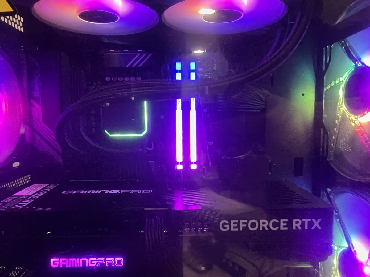 www_ginger6_com's tweet image. ⚡PC of the Day⚡

Intel i7-12700KF | RTX 5080 | 32 GB DDR5 | 1 TB Gen4 SSD
Built for creators + gamers who demand cool, calm power.
#PCOfTheDay #CustomPC #RTX5080 #12700KF