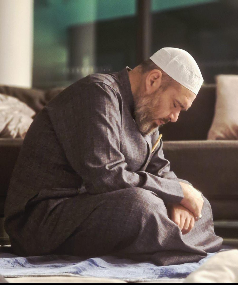 gulcehatun_02's tweet photo. "Dr. Yakup Elhüseynî'nin seccade üzerindeki edebi, dünyaya en büyük nasihattir. Rabbim bizleri de bu yolda daim eylesin. 🌹 #DrYakupElhüseyni #Sofi #Zikir #Edeb" https://t.co/BbJ47DFnPN