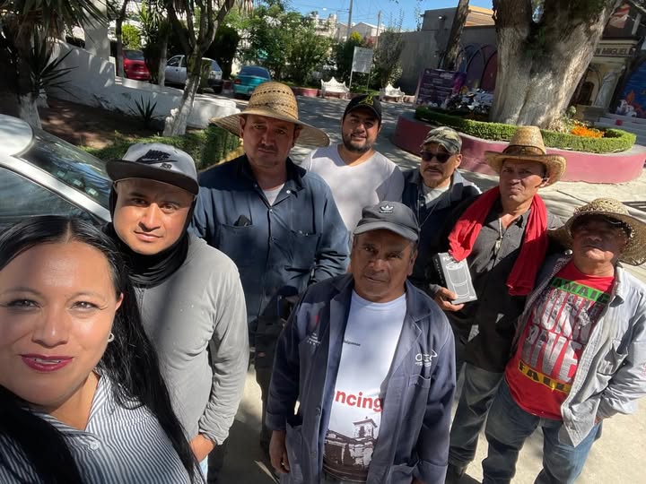 Personal del panteón comprometido en estas fechas, embelleciendo el campo santo.