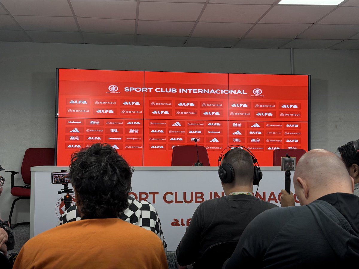 terklrd's tweet image. 🚨
Em entrevista concedida nessa tarde o presidente Alessandro Barcellos anunciou mudanças drásticas:

- Mudou o cardápio do CT nas segundas e quintas
- Mudou o acolchoado das cadeiras da sala de coletiva
- Mudou o filtro de água de todos os bebedores do Beira-Rio

🗞️@_olucasdias