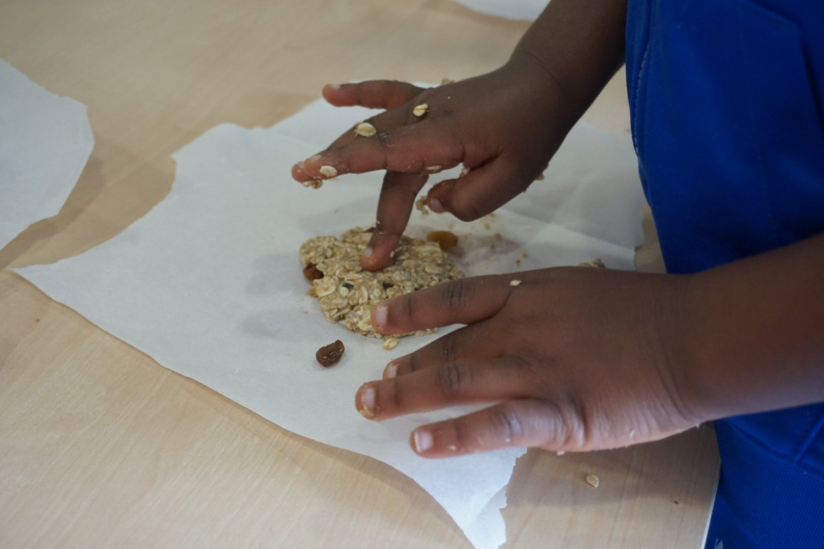 HighTreesCDT's tweet image. Our family cooking class had a fantastic time today baking delicious banana cookies and cupcakes 🧑‍🍳

Both parents and children loved getting hand-on in the kitchen and learning about different ingredients together🤩

#FamilyCooking