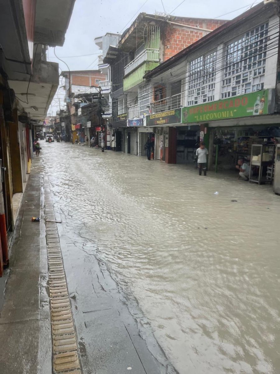 NubiaCarolinaCC's tweet photo. #EmergenciaInvernalChocó
Luego de las fuertes lluvias de los últimos días volvemos a entrar en emergencia masiva con la afectación de 18 municipio en las 5 subregiones, y un reporte preliminar de 20mil familias damnificadas. En este momento comienza sesión extraordinaria del Comité Departamental de Gestión del Riesgo y se estructura articulación territorial en los tres niveles de repuesta @UNGRD 
(Fotografías; Boraudo-Lloró, Alto Baudò, Istmina, Belén de Bajirá)