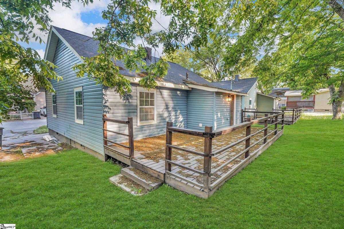 tldixon57's tweet photo. Dreaming of your own place in Greenville? 102 McDade Street is calling your name! 🏡✨ This charmer 2-bedroom is perfect for first-time buyers. Possible owner financing!

https://t.co/bImYSjLHcU

#GreenvilleSC #HomeSweetHome #FirstTimeBuyer #RealEstateFinds https://t.co/TKA5Lf6IkV