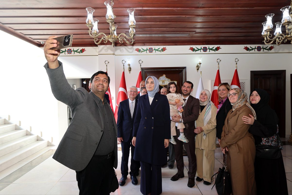AfyonValiligi's tweet photo. Valimiz Doç. Dr. Kübra Güran Yiğitbaşı, Gençlik ve Spor İl Müdürü Nedim Aslan, Kardeşlik Köprüsü Projesi Kıbrıs Koordinatörü Menderes Karaboğa ve beraberindekileri makamında kabul etti.

Ziyarette, Kardeşlik Köprüsü Projesi kapsamında gerçekleştirilen faaliyetler ve ileride yapılması planlanan çalışmalar görüşüldü.