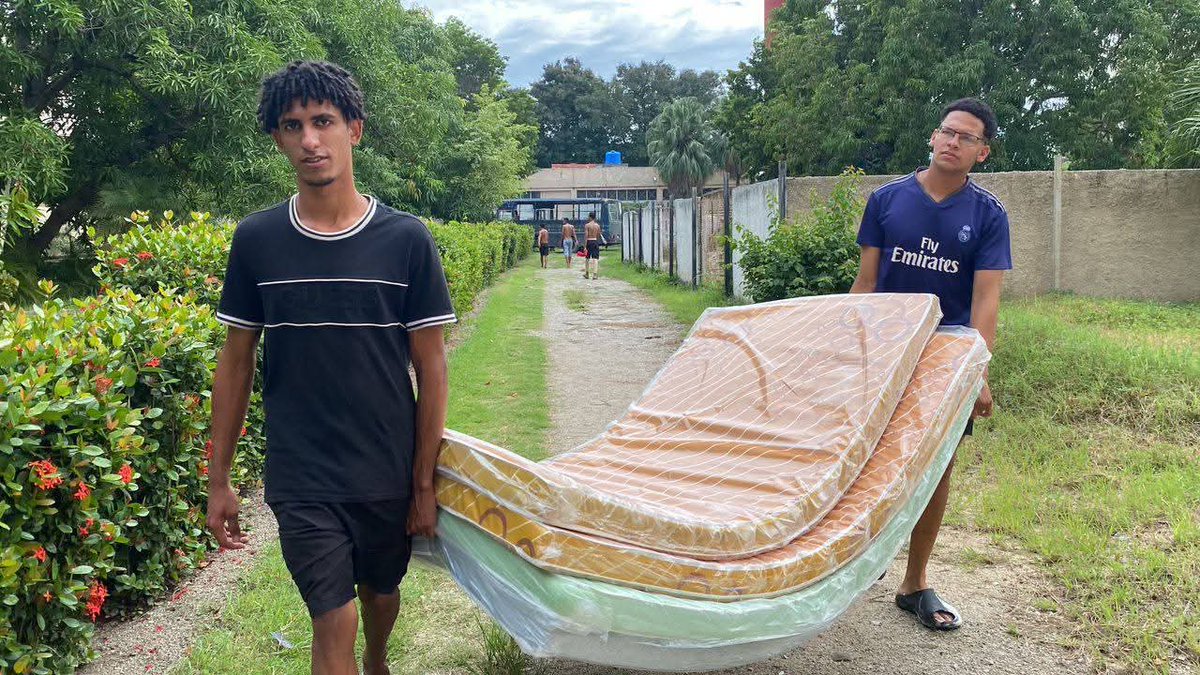 MeyvisEstevezE's tweet photo. En medio de huracán Melissa, nuestras universidades son faros de esperanza. La juventud se multiplica en solidaridad: organiza albergues, carga colchones, cocina y lleva arte para consolar el alma. Se avecinan jornadas duras, que en ellas no falte el amor por #Cuba. https://t.co/jJJS7eF6TY