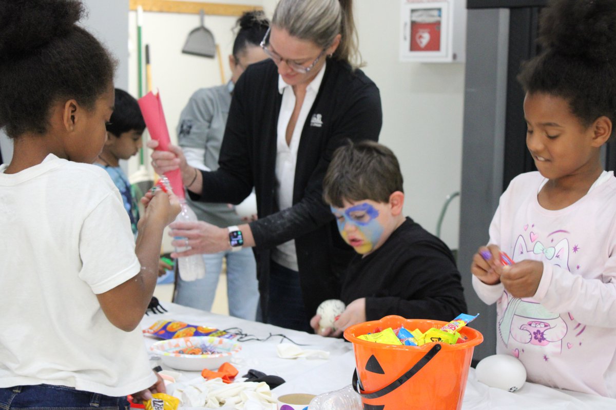 brisbencenter's tweet photo. Thank you to our friends at Navy Federal Credit Union for stopping by this past weekend and putting together such a fun arts &amp; crafts activity for our kids! 🎃 🧡

#BrisbenCenter #fredericksburgva #nonprofit #volunteer #communitypartners #Halloween #artsandcrafts #NavyFederal https://t.co/UWDooEtI59