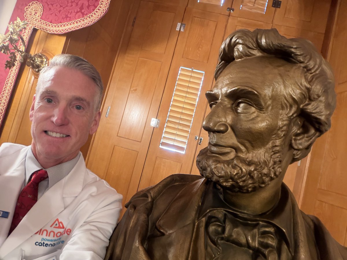 In the ceremonial room at Ohio State House with my favorite president! 
In town for DO Day on the Hill !  <a href="/AOAforDOs/">AOA</a> <a href="/aocpmr/">AOCPMR</a>