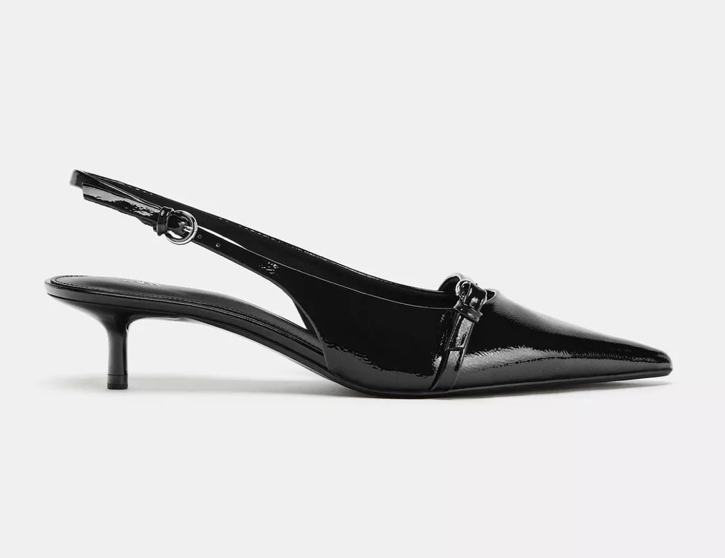 BbiondaEmma's tweet photo. @Soldina_ Scarpa a punta kitten heels, tacco di pochi cm, stilose e non impegnative https://t.co/VFWDPxrhob