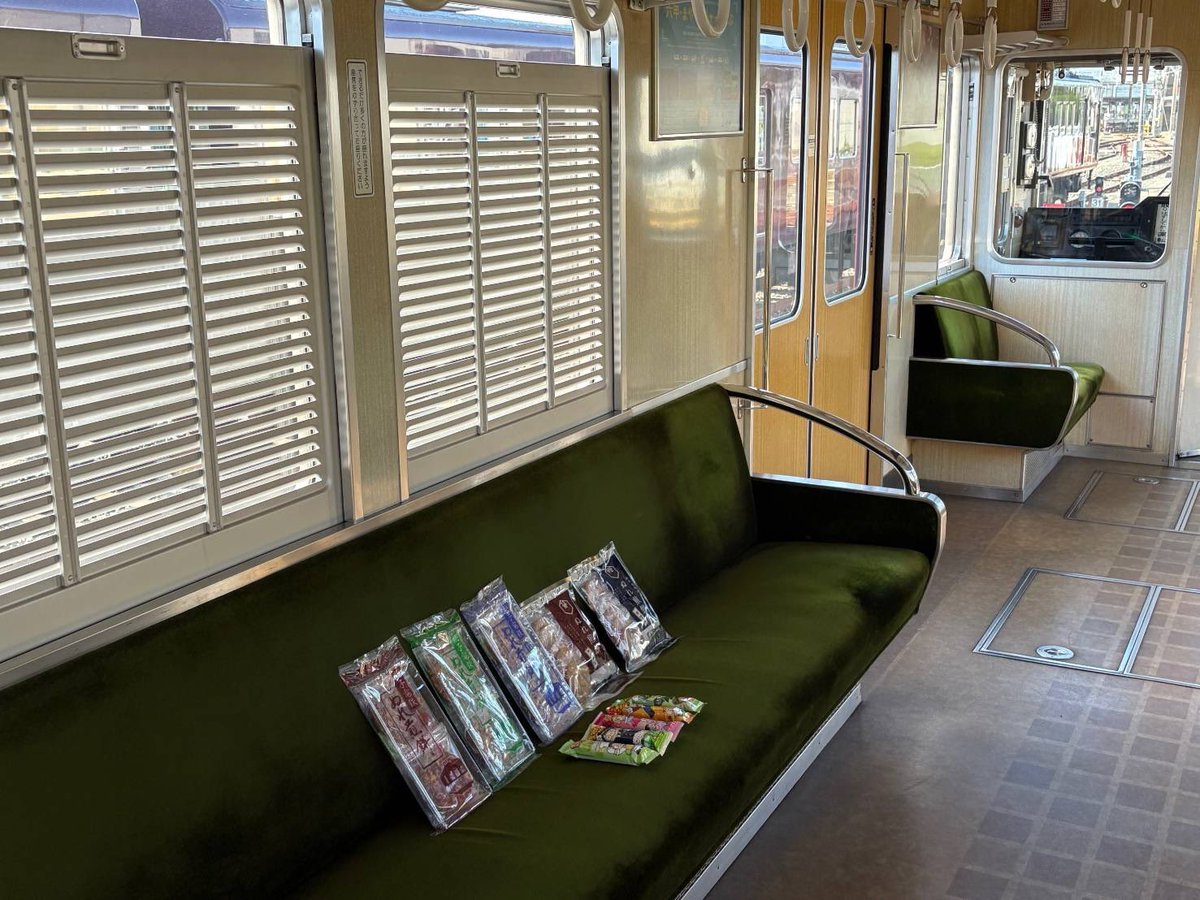 【史上初？阪急電車で運んだぬれ煎餅を販売！？】
阪急電鉄レールウェイフェスティバルin嵐山に銚子電鉄が初出店！

「グリーンのモケット映ゆるぬれせんべい」をご用意しております。

皆様ぜひおこしください🚃

（実際の商品は梱包、密閉されて運ばれます。）
※写真ご提供阪急電鉄有志様