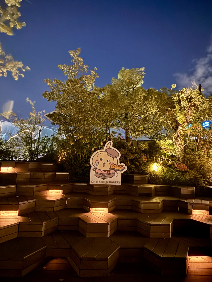 hwith_two_tails's tweet image. ﾂｷﾊﾞｴ…

ふと見上げると銀色に輝く月ひとつ🌙

ふうわりと深々とちいかわさんたち3人は包み込まれていきました…╰(*´︶`*)╯🩷🩵💛

#ちいかわ 
#ちいかわベーカリー
#オモカド
#おもはらの森