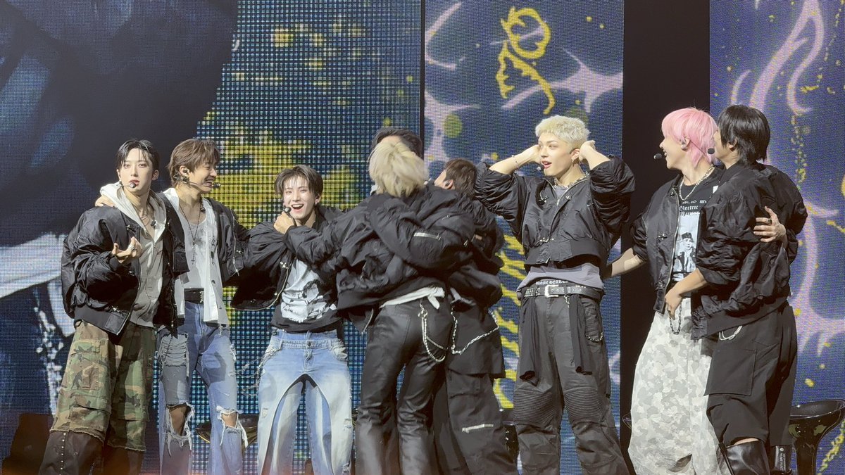 jubaicookie's tweet photo. the looks on their faces when the emcee mentioned million sellers … https://t.co/oMSin9uoM5