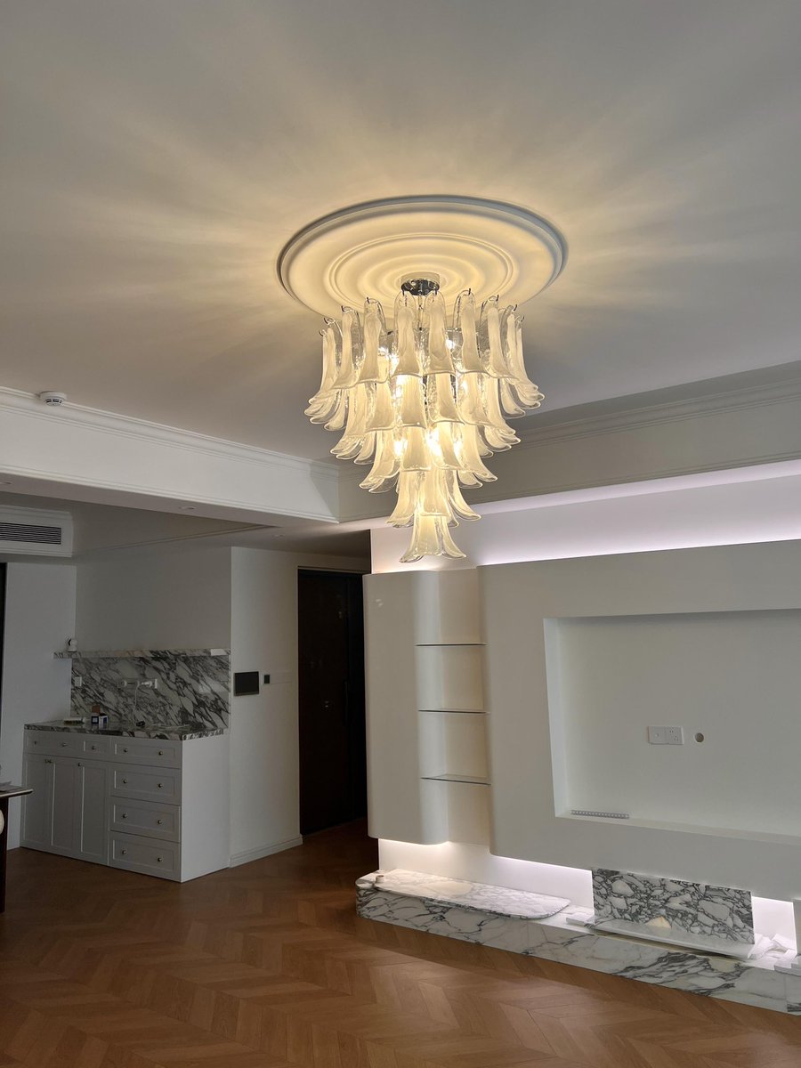 MinglanWen's tweet photo. 🎇 It’s not just a chandelier — it’s the heart of the home.
Soft light, flowing curves, and quiet luxury that speaks without words. https://t.co/ZBZyTEWfJC