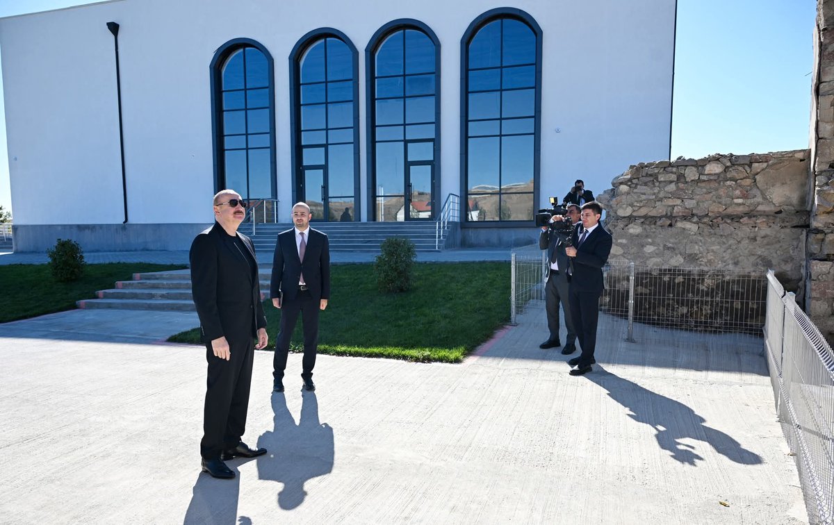 ZangilanXN's tweet photo. Prezident İlham Əliyev Cəbrayıl rayonunun Horovlu kəndinin birinci mərhələsinin açılışında iştirak edib.

https://t.co/RsNsNg70xi https://t.co/mdmha58YX1