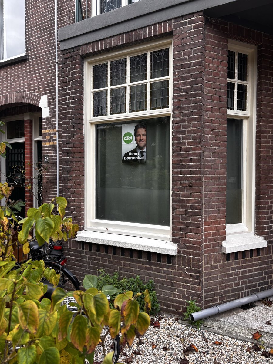 In het studentenhuis waar ooit oud-premier Jo Cals woonde, hangt al een tijdje een poster van onze toekomstige premier.

Geen nacht van Schmelzer, maar morgen wordt het de bonte avond van <a href="/HenriBontenbal/">Henri Bontenbal</a>. Ik heb er alle vertrouwen in! 💪💚