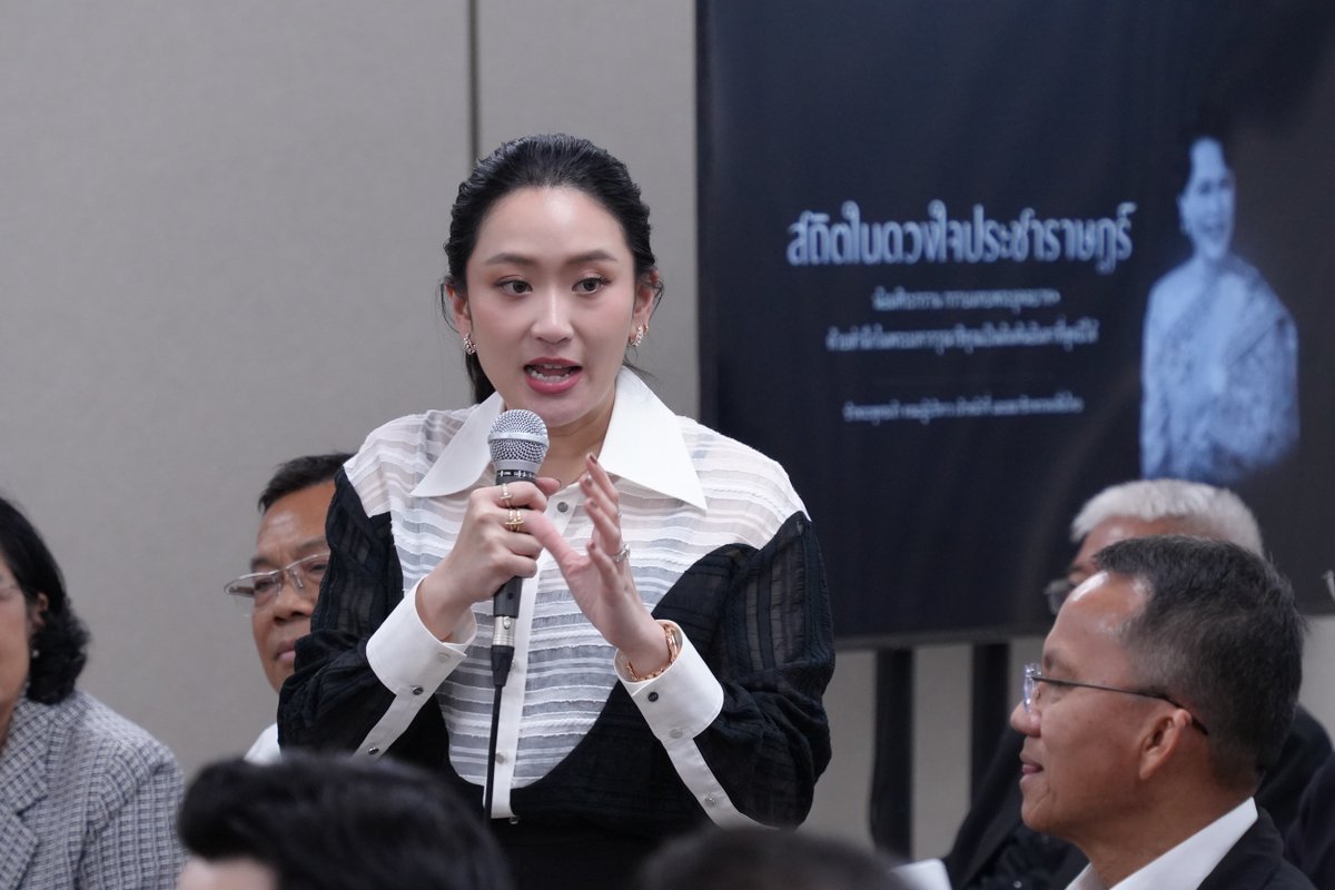 PheuThaiParty's tweet image. พรรคเพื่อไทยประชุมเตรียมพร้อมก่อนเลือกหัวหน้าพรรคคนใหม่ 31 ต.ค. — “แพทองธาร” ร่วมประชุม พร้อมเปิดโอกาส ส.ส. แสดงความเห็นกว้างขวาง
.
วันที่ 28 ตุลาคม 2568 นายดนุพร ปุณณกันต์ รักษาการโฆษกพรรคเพื่อไทย แถลงผลการประชุมประจำสัปดาห์ โดยมีแกนนำสำคัญเข้าร่วมครบ พร้อมด้วยนางสาวแพทองธาร…