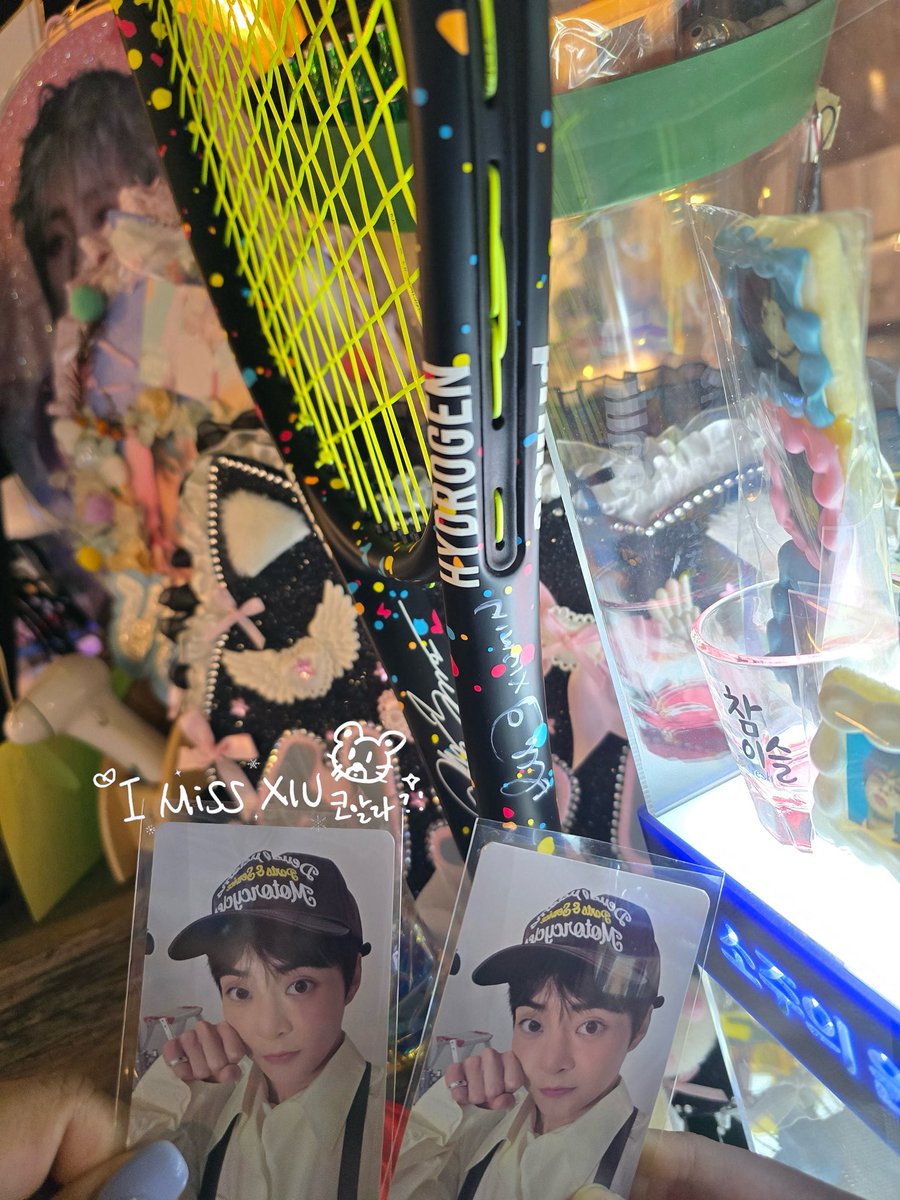 오늘부터 시우민의 테니스라켓이 소주기행에 전시될 거예요. 🎾💫
전시는 민석이의 내년 생일 파티가 끝날 때까지 진행될 예정이에요. 🎂
아직 직접 이 테니스라켓을 보지 못한 팬분들이 많아서, 모두에게 꼭 보여드리고 싶었어요. 💙
그리고 소주기행 사장님과 직원분들이 정말 친절하신