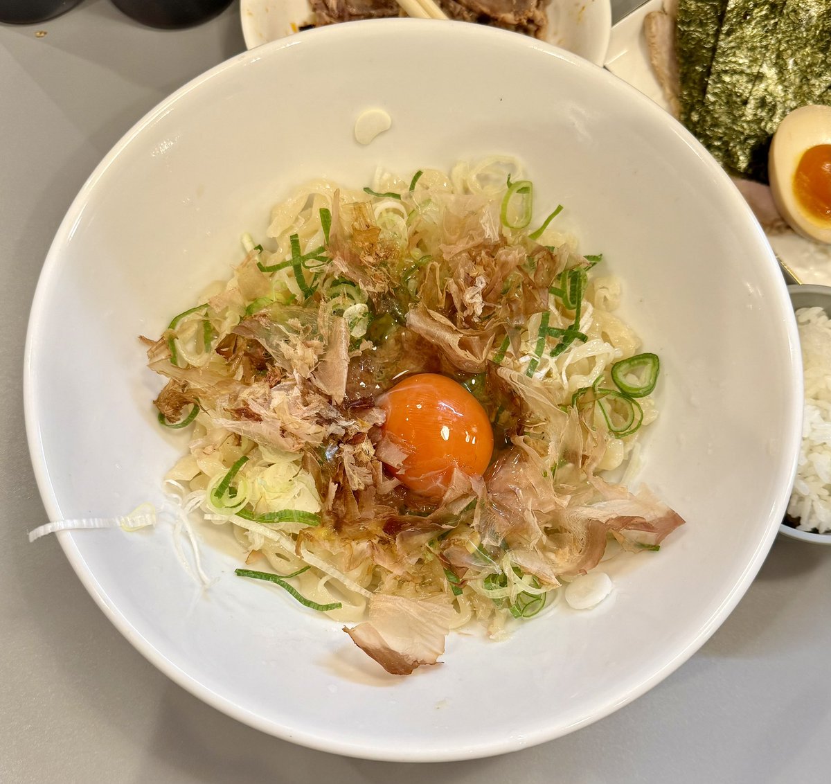 Yukari_ramen's tweet photo. 阿佐ヶ谷の白河手打ち中華 アサガキタさん
たまごかけ麺+トッピングセット+スープ+追い飯

TKMが苦手だ。冷たく〆られた中華麺に🥚が合わないと感じるからだ😓しかしアサガキタさんがやるなら気になる❗️結果凄く良い😍そしてこれは所謂TKMと呼ぶべきものでもなかったのだ。まぁ、自分この麺の大ファンですからね😇勿論ワンタン入りのスープも実に美味しいのでした💕