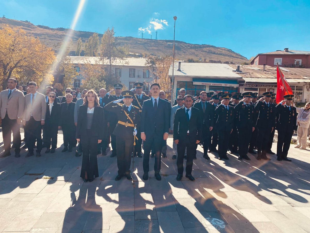 İlçemizde düzenlenen 29 Ekim Cumhuriyet Bayramı’nın 102. yıldönümü çelenk sunma programına katılım sağladık.
Cumhuriyetimizin kurucusu Gazi Mustafa Kemal Atatürk başta olmak üzere, tüm kahramanlarımızı saygı, rahmet ve minnetle anıyoruz. 🇹🇷