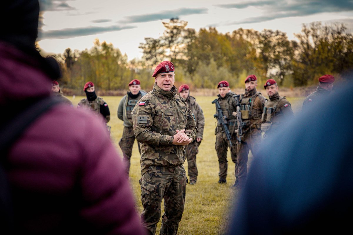 WCR_Chorzow's tweet image. Za nami 7. edycja "Trenuj z Wojskiem"❗❗❗
Uczestnicy uczyli się m in. zagadnień z zakresu pierwszej pomocy, zielonej taktyki, orientacji w terenie czy samoobrony🫡 

📷 WCR w Gliwicach

#TrenujZWojskiem #6BPD #WCRGliwice #ZostańŻołnierzem #Bezpieczeństwo #SzkolenieWojskowe