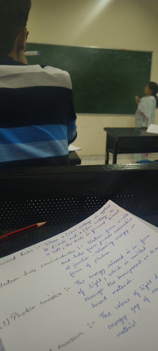 Twinkle292005's tweet image. This is how I complete most of my assignments 🤡😭