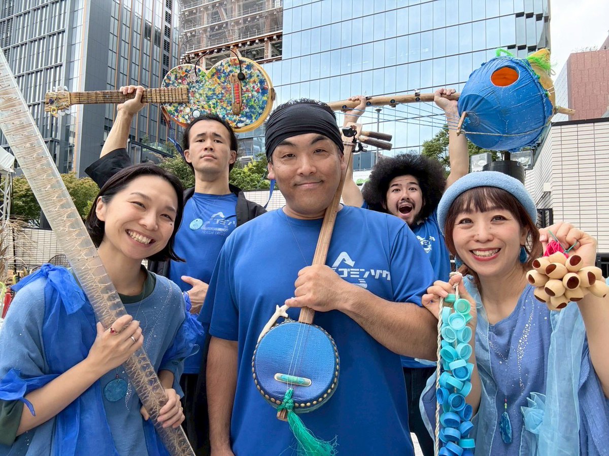 TrashTribe's tweet photo. 先週末は福岡県に漂着。
環境フェスティバルふくおか2025にて
演奏させていただきました。

ここ数年福岡には結構な頻度で来ているんですが
その殆どがレコーディングや
撮影のお仕事だったので
今回は初の福岡でのコンサートとなりました。

出会ってくださった皆さん
本当にありがとうございました！ https://t.co/zLq5jjr8wy
