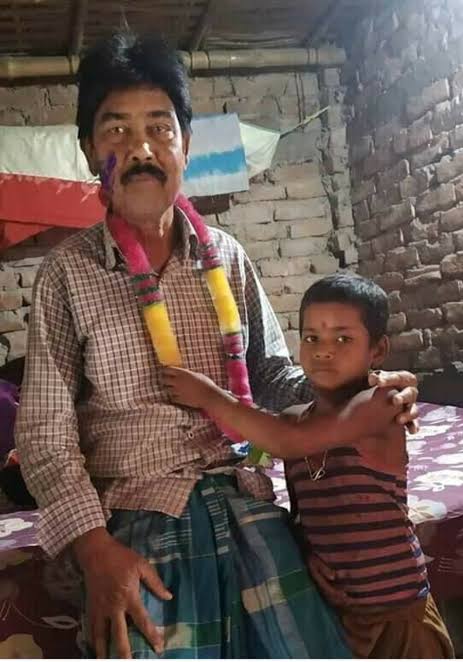 newswithaftab14's tweet image. 🗳️ Meet Mahboob Alam — The MLA Who Still Lives Like a Common Man! 🙏

Mahboob Alam, the four-time MLA from Balrampur, Bihar, continues to live in a one-room mud house with his family — despite holding office multiple times.

#MahboobAlam #BiharPolitics   #CPI_ML #Balrampur